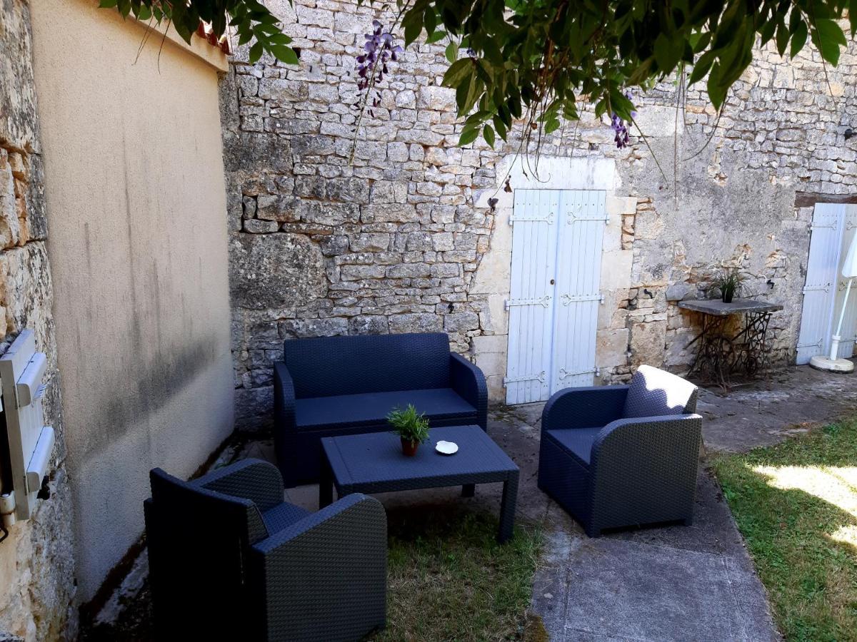 Wisteria Cottage Les Adjots Екстериор снимка